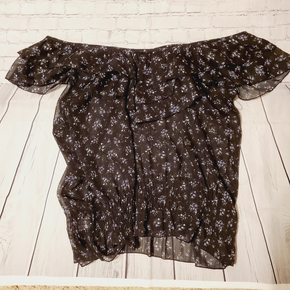 Miley Cyrus top off the shoulders